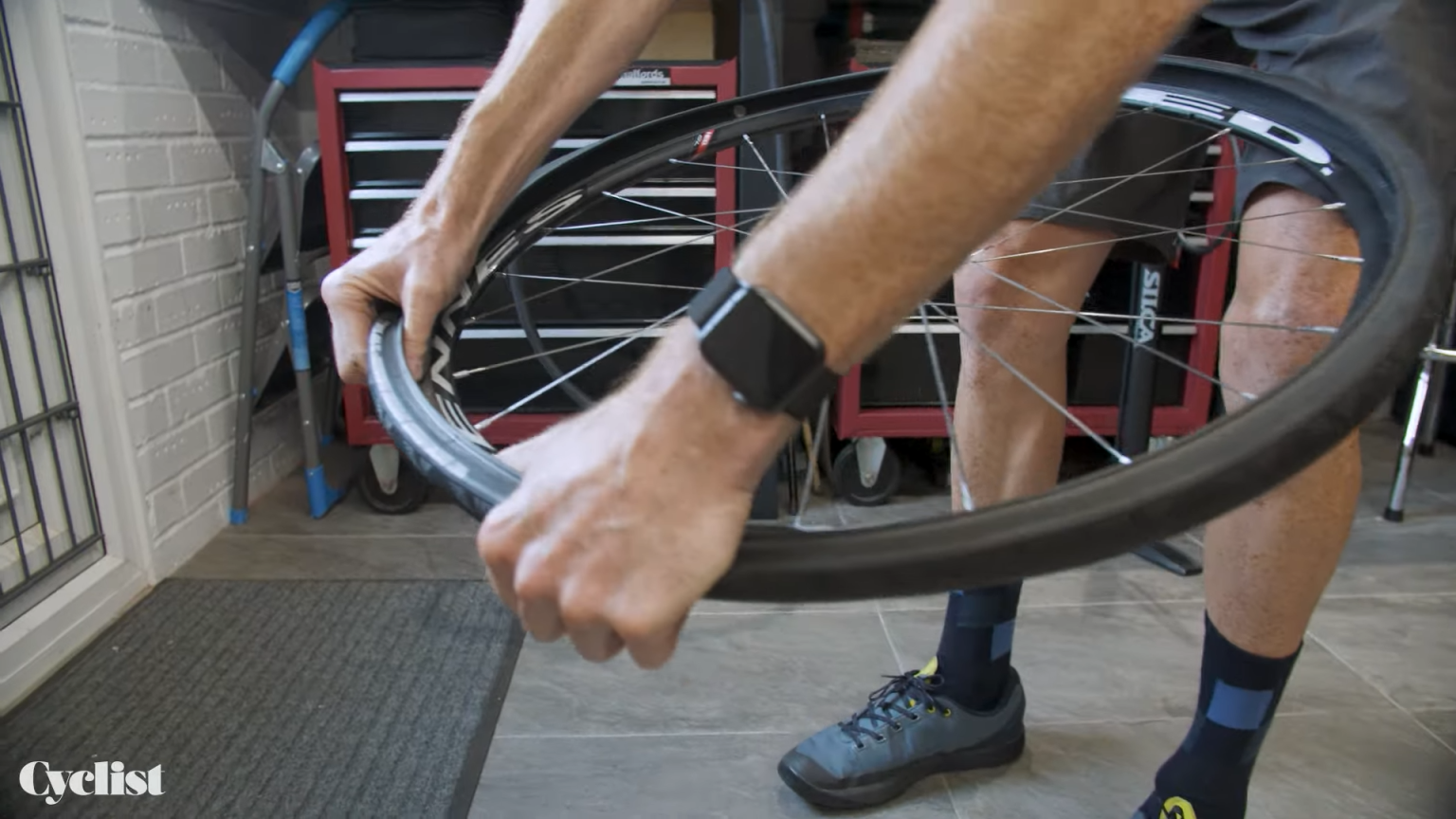 How to change a bike tyre and inner tube without levers (video) Cyclist