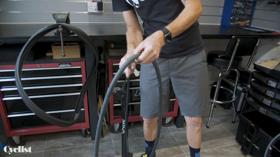 How to change a bike tyre and inner tube without levers (video) Cyclist