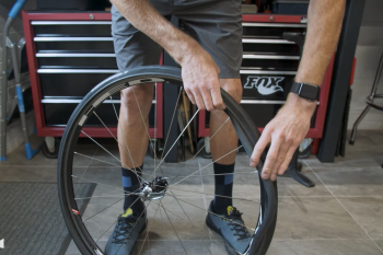 how_to_remove_and_refit_road_bike_tyres_without_tyre_levers_pro_tips_for_faster_tyre_changes_3-25_screenshot