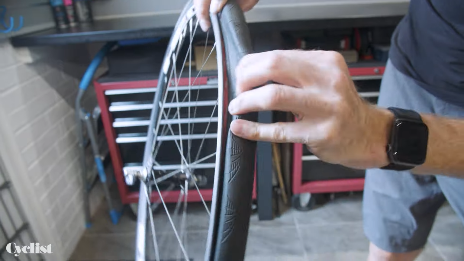How to change a bike tyre and inner tube without levers (video) Cyclist