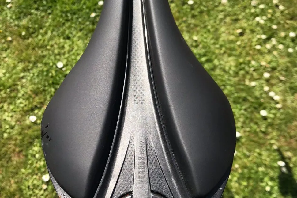 フィジーク arione versus evo R1 regular fi'zi:k(フィジーク)VERSUS EVO ARIONE R1 カーボンレール