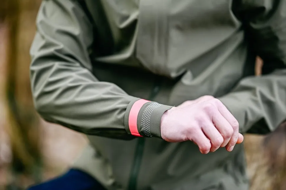 美品！Rapha HOODED RAIN JACKET Ⅱ Rapha Hooded Rain Jacket II review | Cyclist