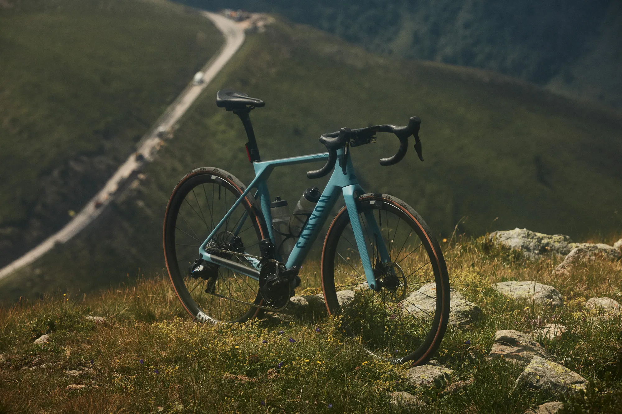 New Canyon Endurace gets adjustable bar width, in-frame storage