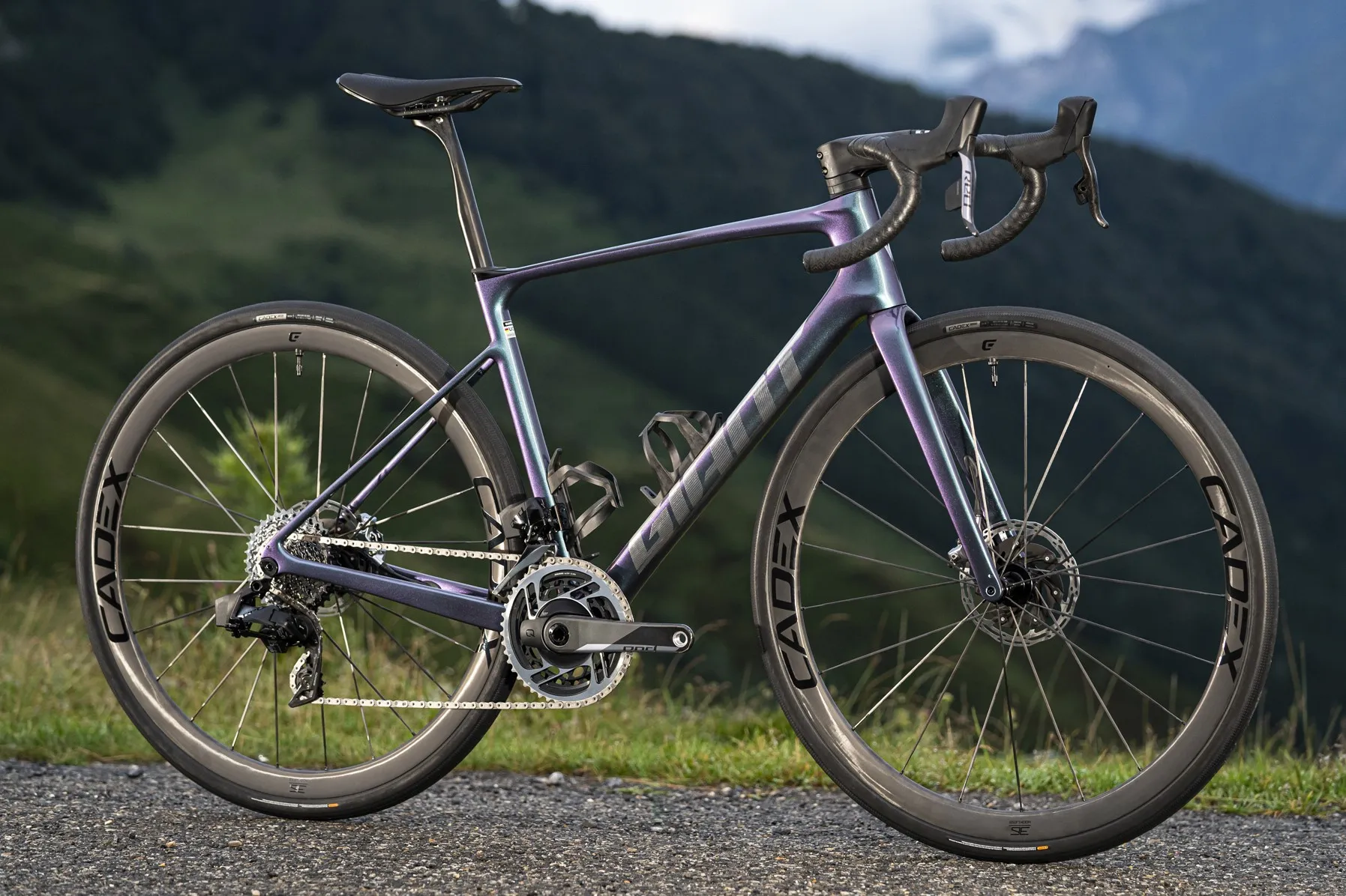 DEFY ADVANCED SL Di2 カーボン フレーム ピスト ブルーラグ New Giant Defy is a race bike for normal riders | Cyclist