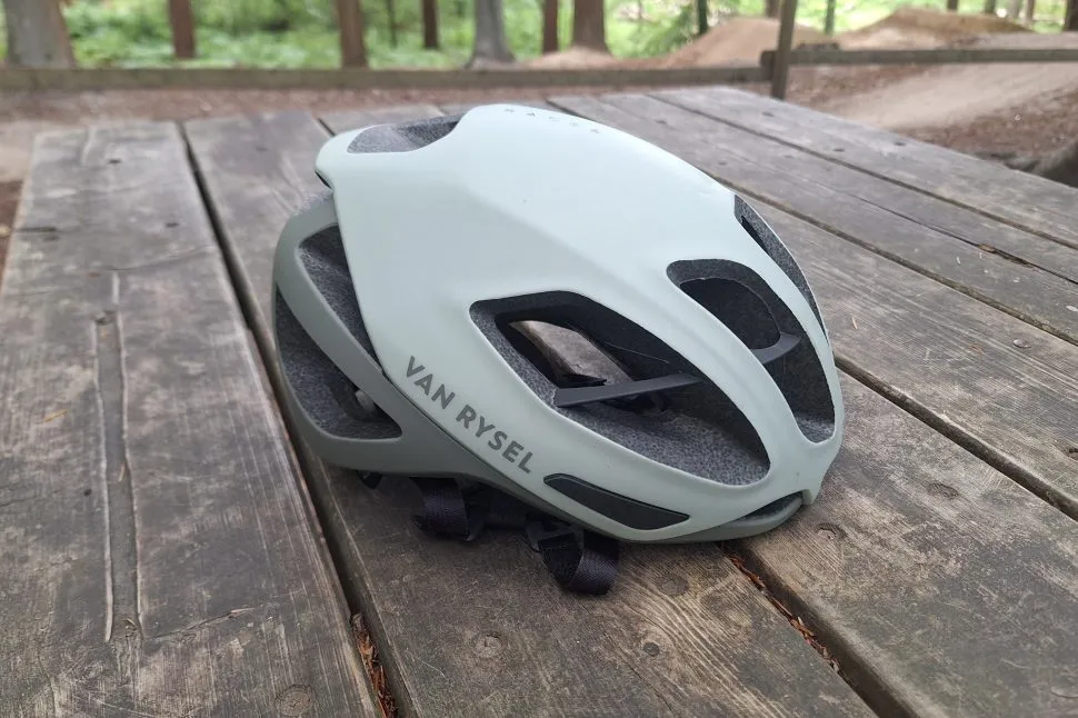 Van-Rysel-RCR-Mips-helmet-5-970x646.webp